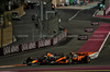 GP QATAR, Max Verstappen (NLD) Red Bull Racing RB20 e Lando Norris (GBR) McLaren MCL38 battle for position.

01.12.2024. Formula 1 World Championship, Rd 23, Qatar Grand Prix, Doha, Qatar, Gara Day.

 - www.xpbimages.com, EMail: requests@xpbimages.com © Copyright: Coates / XPB Images