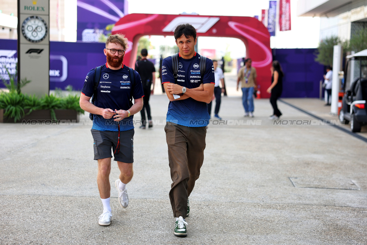 GP QATAR, Alexander Albon (THA) Williams Racing with Patrick Harding (GBR) Williams Racing Personal Trainer.

28.11.2024. Formula 1 World Championship, Rd 23, Qatar Grand Prix, Doha, Qatar, Preparation Day.

- www.xpbimages.com, EMail: requests@xpbimages.com © Copyright: Bearne / XPB Images