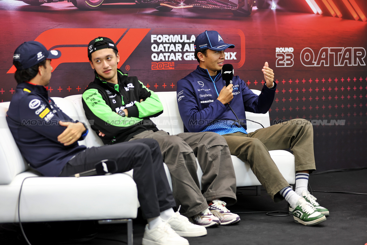 GP QATAR, (L to R): Sergio Perez (MEX) Red Bull Racing; Zhou Guanyu (CHN) Sauber; e Alexander Albon (THA) Williams Racing, in the FIA Press Conference.

28.11.2024. Formula 1 World Championship, Rd 23, Qatar Grand Prix, Doha, Qatar, Preparation Day.

 - www.xpbimages.com, EMail: requests@xpbimages.com © Copyright: Staley / XPB Images