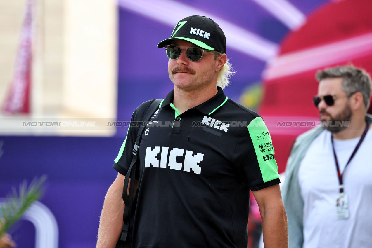 GP QATAR, Valtteri Bottas (FIN) Sauber.

28.11.2024. Formula 1 World Championship, Rd 23, Qatar Grand Prix, Doha, Qatar, Preparation Day.

- www.xpbimages.com, EMail: requests@xpbimages.com © Copyright: Moy / XPB Images