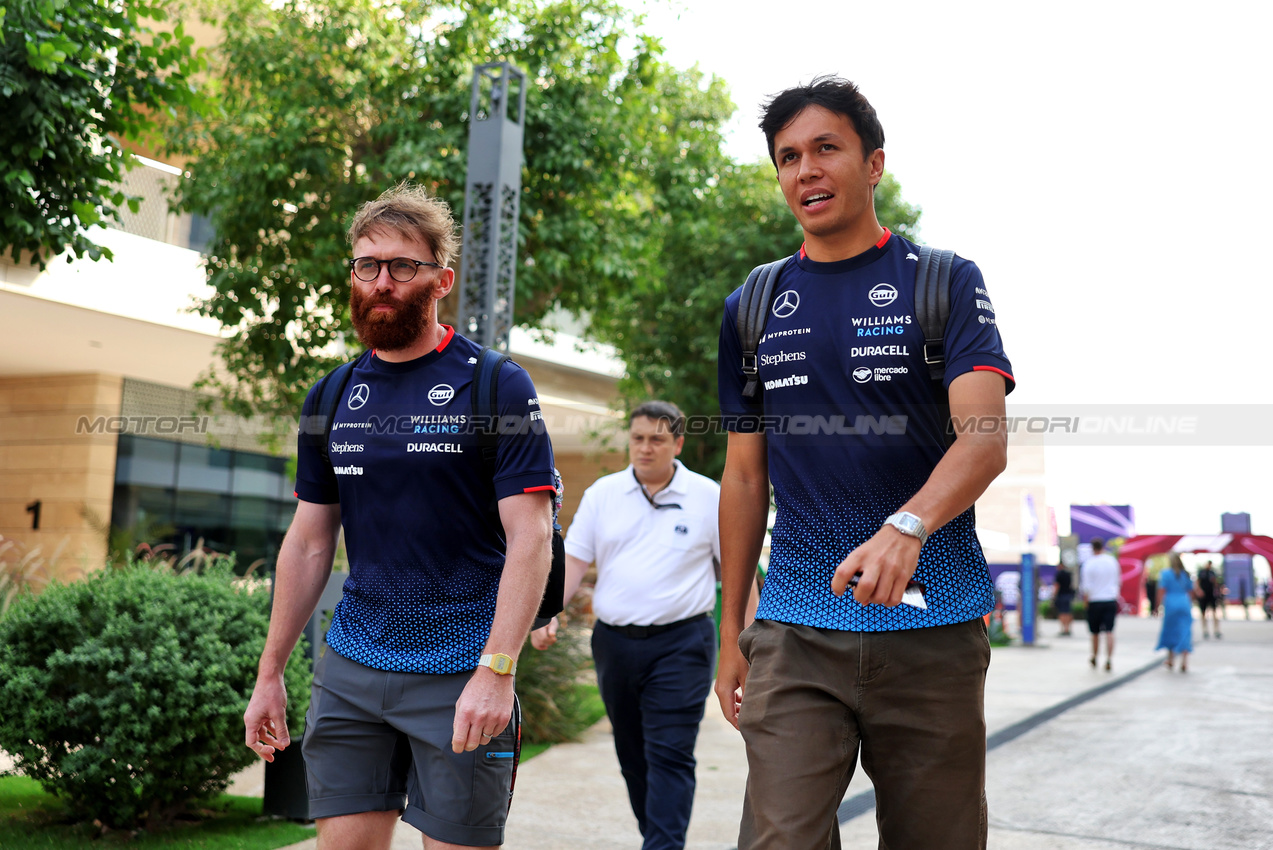 GP QATAR, Alexander Albon (THA) Williams Racing with Patrick Harding (GBR) Williams Racing Personal Trainer.

28.11.2024. Formula 1 World Championship, Rd 23, Qatar Grand Prix, Doha, Qatar, Preparation Day.

- www.xpbimages.com, EMail: requests@xpbimages.com © Copyright: Bearne / XPB Images
