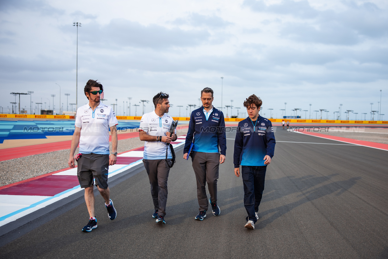 GP QATAR, Franco Colapinto (ARG) Williams Racing walks the circuit with the team.

28.11.2024. Formula 1 World Championship, Rd 23, Qatar Grand Prix, Doha, Qatar, Preparation Day.

- www.xpbimages.com, EMail: requests@xpbimages.com © Copyright: Bearne / XPB Images