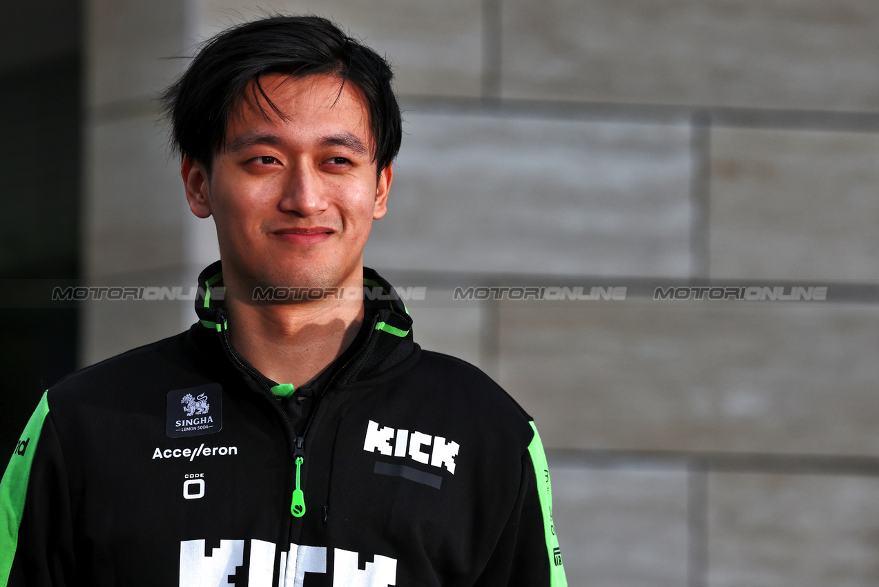 GP QATAR, Zhou Guanyu (CHN) Sauber.

28.11.2024. Formula 1 World Championship, Rd 23, Qatar Grand Prix, Doha, Qatar, Preparation Day.

- www.xpbimages.com, EMail: requests@xpbimages.com © Copyright: Moy / XPB Images