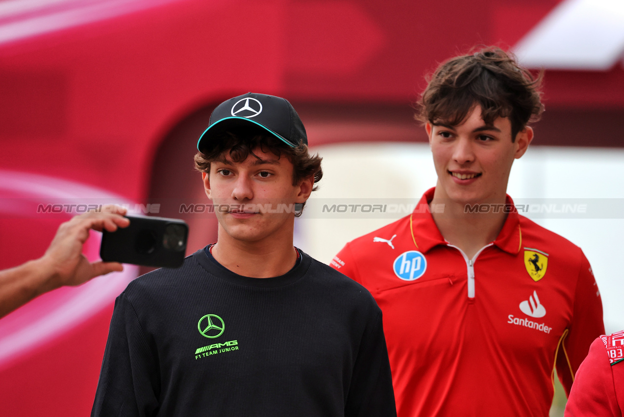 GP QATAR, (L to R): Andrea Kimi Antonelli (ITA) Mercedes AMG F1 Junior Driver e Oliver Bearman (GBR) Ferrari Reserve Driver.

28.11.2024. Formula 1 World Championship, Rd 23, Qatar Grand Prix, Doha, Qatar, Preparation Day.

- www.xpbimages.com, EMail: requests@xpbimages.com © Copyright: Moy / XPB Images
