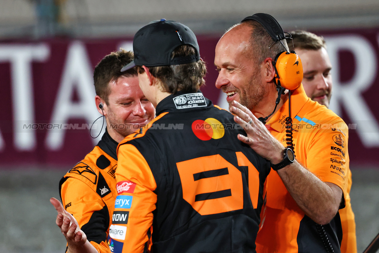 GP QATAR, Sprint winner Oscar Piastri (AUS) McLaren celebrates with the team in parc ferme.

30.11.2024. Formula 1 World Championship, Rd 23, Qatar Grand Prix, Doha, Qatar, Sprint e Qualifiche Day.

- www.xpbimages.com, EMail: requests@xpbimages.com © Copyright: Charniaux / XPB Images