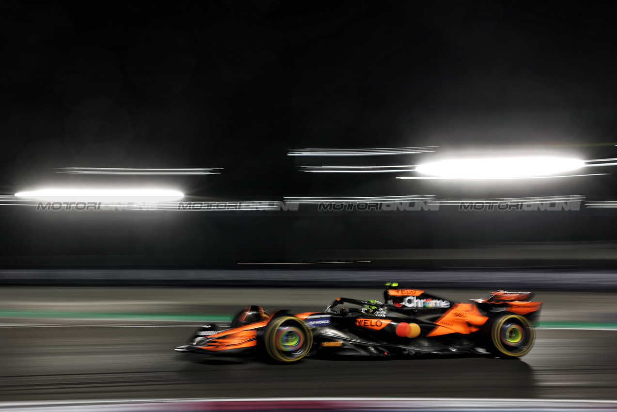 GP QATAR, Lando Norris (GBR) McLaren MCL38.

30.11.2024. Formula 1 World Championship, Rd 23, Qatar Grand Prix, Doha, Qatar, Sprint e Qualifiche Day.

 - www.xpbimages.com, EMail: requests@xpbimages.com © Copyright: Staley / XPB Images