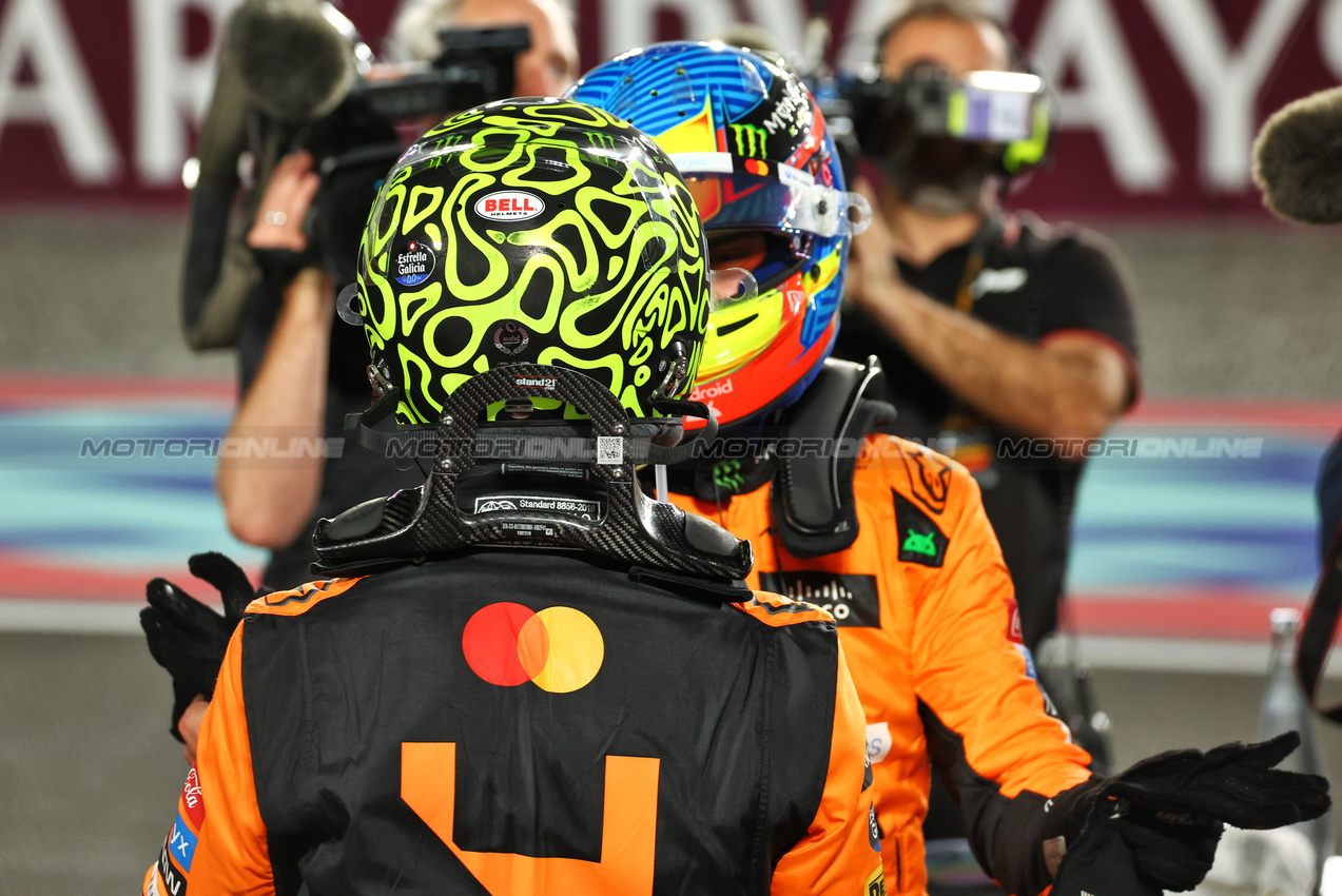 GP QATAR, Second placed Lando Norris (GBR) McLaren in Sprint parc ferme with team mate e winner Oscar Piastri (AUS) McLaren.

30.11.2024. Formula 1 World Championship, Rd 23, Qatar Grand Prix, Doha, Qatar, Sprint e Qualifiche Day.

 - www.xpbimages.com, EMail: requests@xpbimages.com © Copyright: Coates / XPB Images