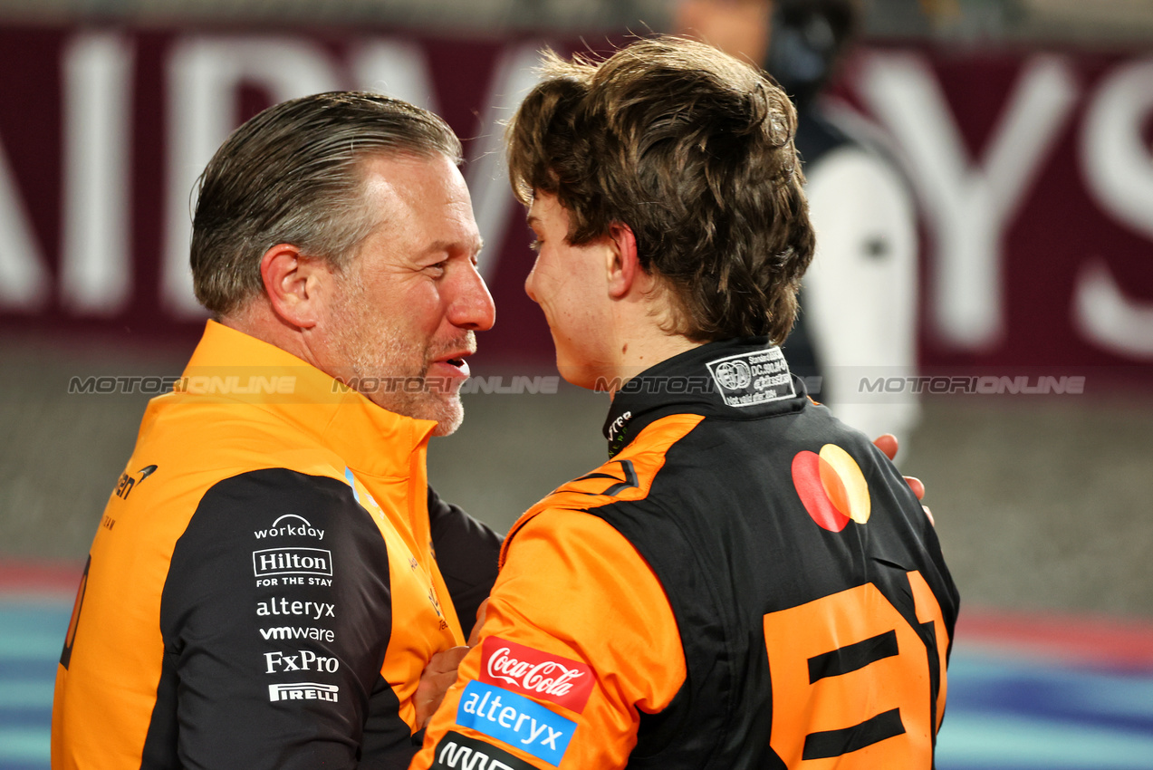 GP QATAR, (L to R): Zak Brown (USA) McLaren Executive Director with Sprint winner Oscar Piastri (AUS) McLaren in parc ferme.

30.11.2024. Formula 1 World Championship, Rd 23, Qatar Grand Prix, Doha, Qatar, Sprint e Qualifiche Day.

 - www.xpbimages.com, EMail: requests@xpbimages.com © Copyright: Coates / XPB Images