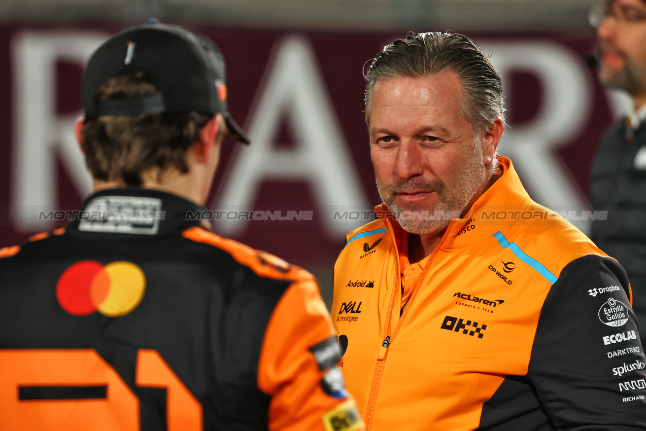 GP QATAR, Zak Brown (USA) McLaren Executive Director with Sprint winner Oscar Piastri (AUS) McLaren in parc ferme.

30.11.2024. Formula 1 World Championship, Rd 23, Qatar Grand Prix, Doha, Qatar, Sprint e Qualifiche Day.

 - www.xpbimages.com, EMail: requests@xpbimages.com © Copyright: Coates / XPB Images