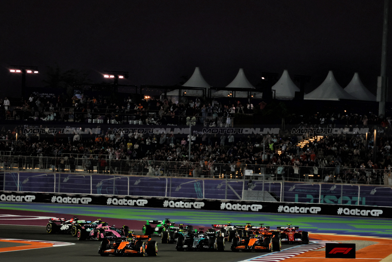 GP QATAR, Lando Norris (GBR) McLaren MCL38 davanti a at the partenza of Sprint.

30.11.2024. Formula 1 World Championship, Rd 23, Qatar Grand Prix, Doha, Qatar, Sprint e Qualifiche Day.

 - www.xpbimages.com, EMail: requests@xpbimages.com © Copyright: Coates / XPB Images