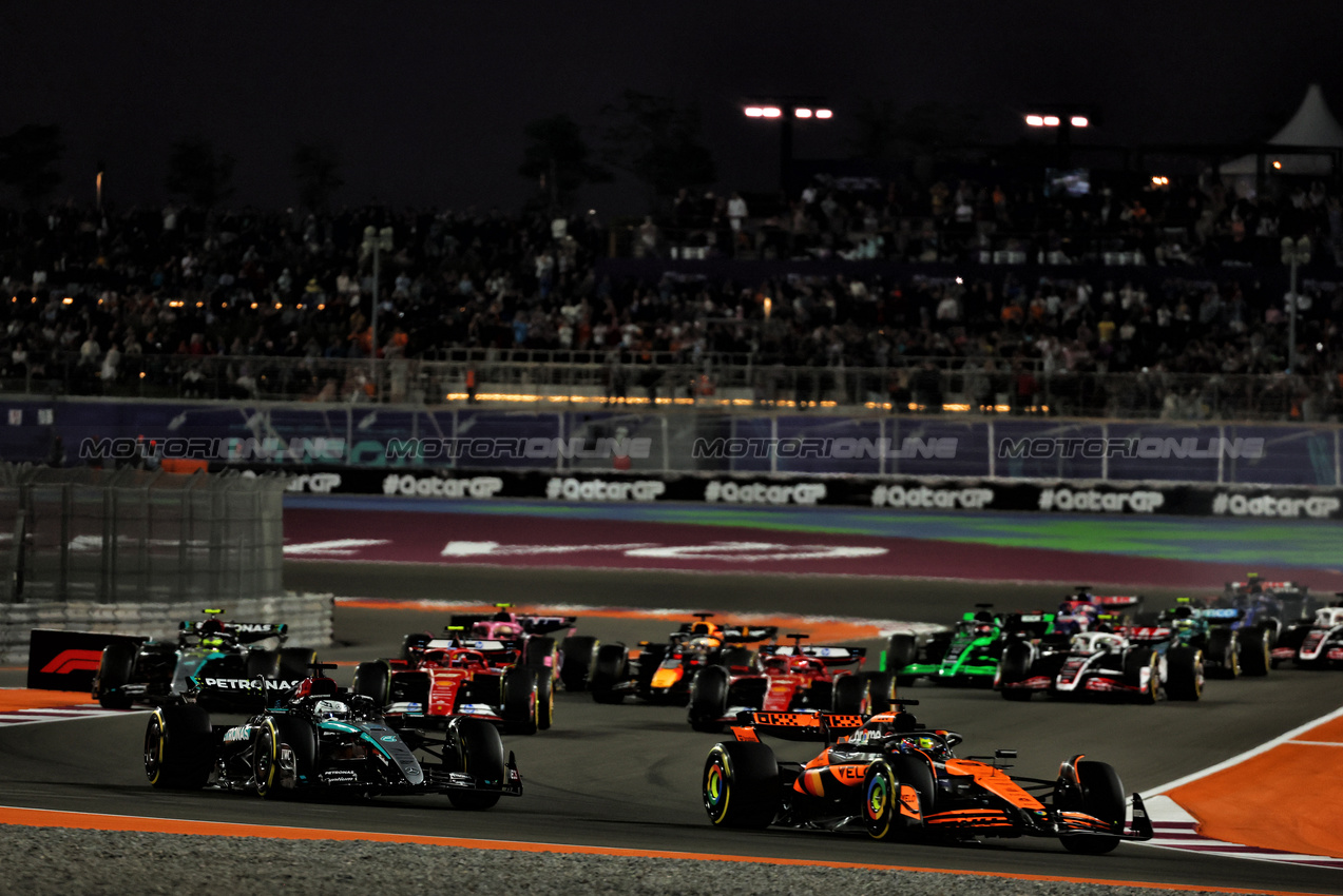 GP QATAR, Oscar Piastri (AUS) McLaren MCL38 e George Russell (GBR) Mercedes AMG F1 W15 at the partenza of Sprint.

30.11.2024. Formula 1 World Championship, Rd 23, Qatar Grand Prix, Doha, Qatar, Sprint e Qualifiche Day.

 - www.xpbimages.com, EMail: requests@xpbimages.com © Copyright: Coates / XPB Images
