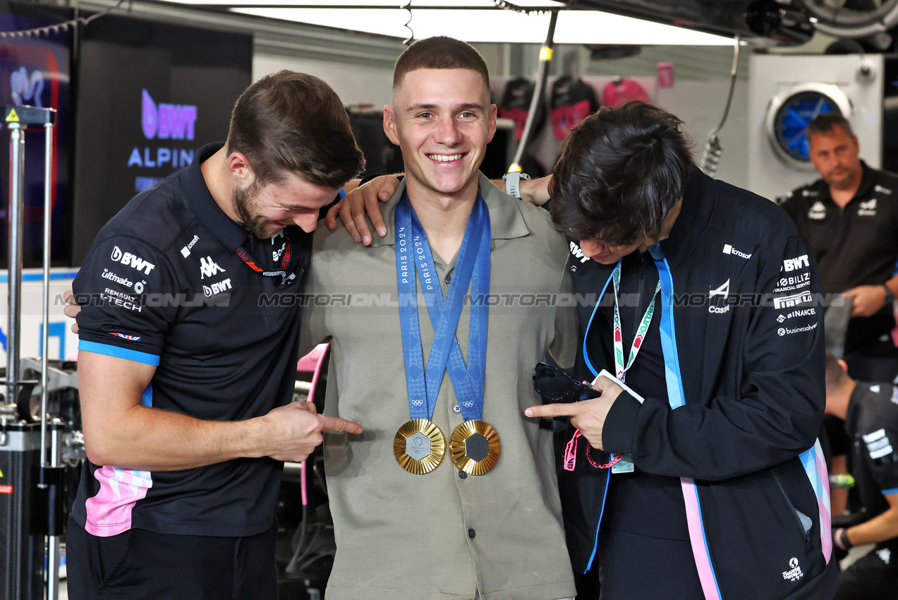 GP QATAR, Remco Evenepoel (BEL) Cyclist, Alpine F1 Team guest.

30.11.2024. Formula 1 World Championship, Rd 23, Qatar Grand Prix, Doha, Qatar, Sprint e Qualifiche Day.

- www.xpbimages.com, EMail: requests@xpbimages.com © Copyright: Moy / XPB Images