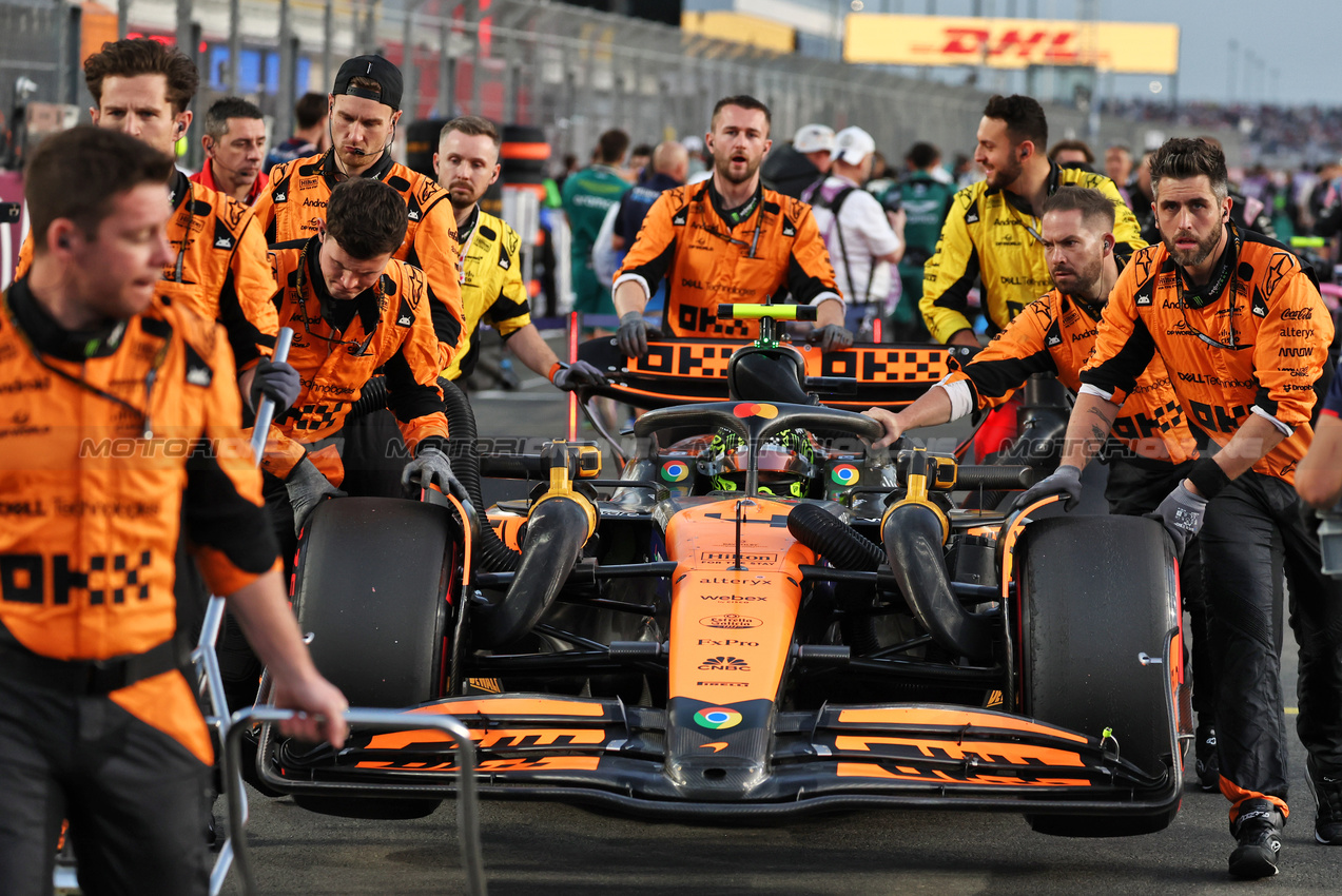 GP QATAR, Lando Norris (GBR) McLaren MCL38 on the grid.

30.11.2024. Formula 1 World Championship, Rd 23, Qatar Grand Prix, Doha, Qatar, Sprint e Qualifiche Day.

- www.xpbimages.com, EMail: requests@xpbimages.com © Copyright: Moy / XPB Images