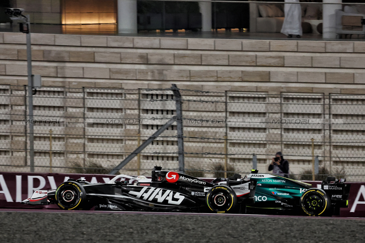 GP QATAR, Fernando Alonso (ESP) Aston Martin F1 Team AMR24 e Kevin Magnussen (DEN) Haas VF-24 battle for position.

30.11.2024. Formula 1 World Championship, Rd 23, Qatar Grand Prix, Doha, Qatar, Sprint e Qualifiche Day.

- www.xpbimages.com, EMail: requests@xpbimages.com © Copyright: Moy / XPB Images