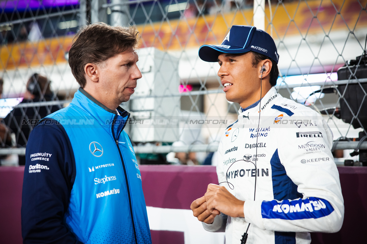 GP QATAR, (L to R): James Vowles (GBR) Williams Racing Team Principal with Alexander Albon (THA) Williams Racing on the grid.

30.11.2024. Formula 1 World Championship, Rd 23, Qatar Grand Prix, Doha, Qatar, Sprint e Qualifiche Day.

- www.xpbimages.com, EMail: requests@xpbimages.com © Copyright: Bearne / XPB Images