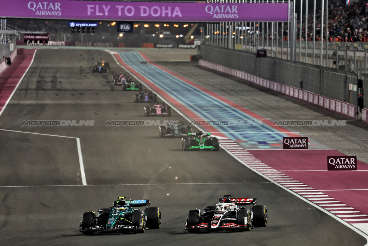 GP QATAR, Fernando Alonso (ESP) Aston Martin F1 Team AMR24 e Kevin Magnussen (DEN) Haas VF-24 battle for position.

30.11.2024. Formula 1 World Championship, Rd 23, Qatar Grand Prix, Doha, Qatar, Sprint e Qualifiche Day.

- www.xpbimages.com, EMail: requests@xpbimages.com © Copyright: Moy / XPB Images