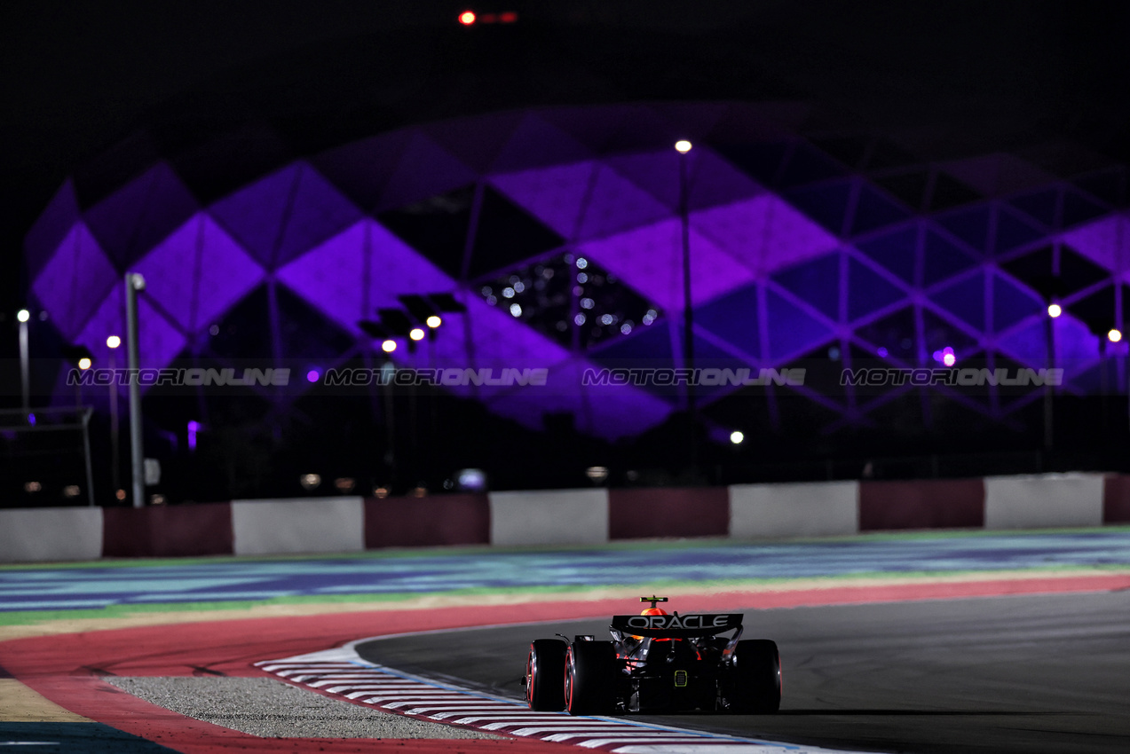 GP QATAR, Sergio Perez (MEX) Red Bull Racing RB20.

30.11.2024. Formula 1 World Championship, Rd 23, Qatar Grand Prix, Doha, Qatar, Sprint e Qualifiche Day.

 - www.xpbimages.com, EMail: requests@xpbimages.com © Copyright: Staley / XPB Images