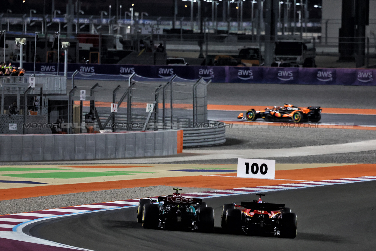 GP QATAR, Charles Leclerc (MON) Ferrari SF-24 e Lewis Hamilton (GBR) Mercedes AMG F1 W15 battle for position.

30.11.2024. Formula 1 World Championship, Rd 23, Qatar Grand Prix, Doha, Qatar, Sprint e Qualifiche Day.

- www.xpbimages.com, EMail: requests@xpbimages.com © Copyright: Moy / XPB Images