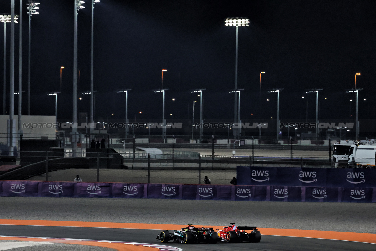 GP QATAR, Charles Leclerc (MON) Ferrari SF-24 e Lewis Hamilton (GBR) Mercedes AMG F1 W15 battle for position.

30.11.2024. Formula 1 World Championship, Rd 23, Qatar Grand Prix, Doha, Qatar, Sprint e Qualifiche Day.

- www.xpbimages.com, EMail: requests@xpbimages.com © Copyright: Moy / XPB Images