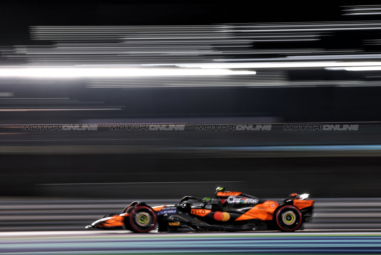 GP QATAR, Lando Norris (GBR) McLaren MCL38.

30.11.2024. Formula 1 World Championship, Rd 23, Qatar Grand Prix, Doha, Qatar, Sprint e Qualifiche Day.

 - www.xpbimages.com, EMail: requests@xpbimages.com © Copyright: Staley / XPB Images