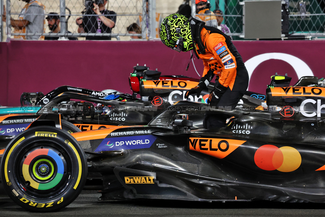 GP QATAR, Second placed Lando Norris (GBR) McLaren MCL38 in Sprint parc ferme.

30.11.2024. Formula 1 World Championship, Rd 23, Qatar Grand Prix, Doha, Qatar, Sprint e Qualifiche Day.

- www.xpbimages.com, EMail: requests@xpbimages.com © Copyright: Moy / XPB Images