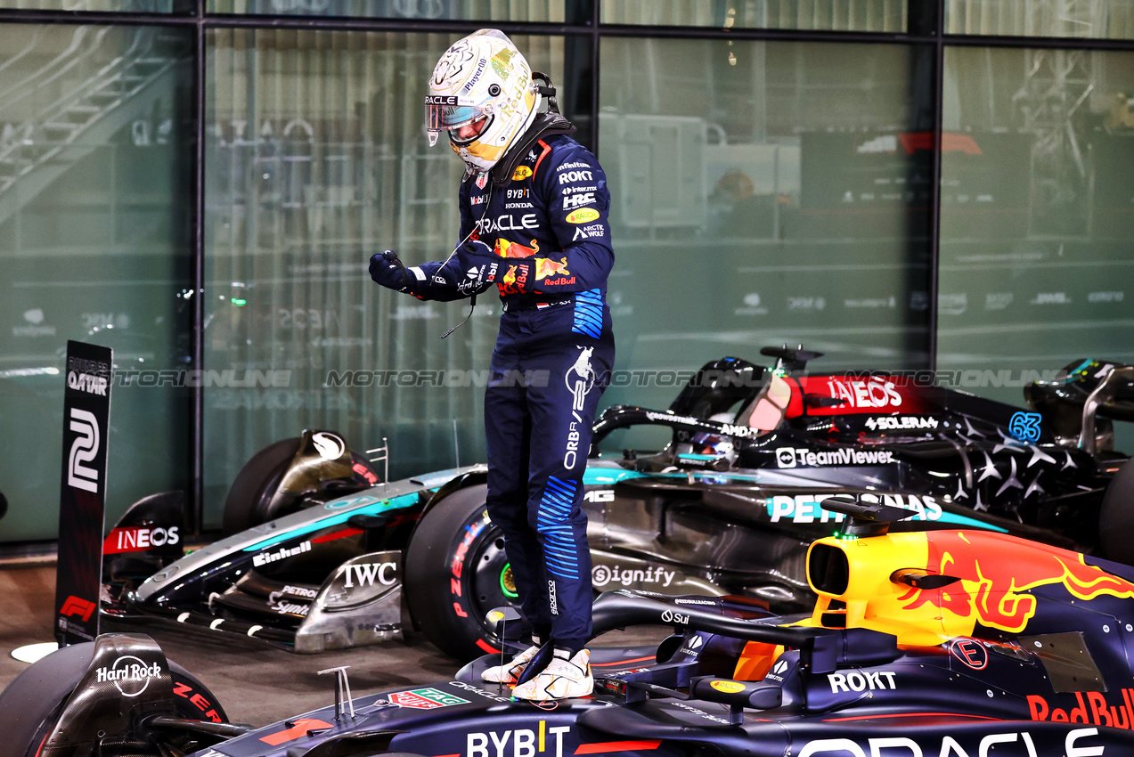 GP QATAR, Max Verstappen (NLD) Red Bull Racing RB20 celebrates his pole position in qualifying parc ferme.

30.11.2024. Formula 1 World Championship, Rd 23, Qatar Grand Prix, Doha, Qatar, Sprint e Qualifiche Day.

- www.xpbimages.com, EMail: requests@xpbimages.com © Copyright: Charniaux / XPB Images