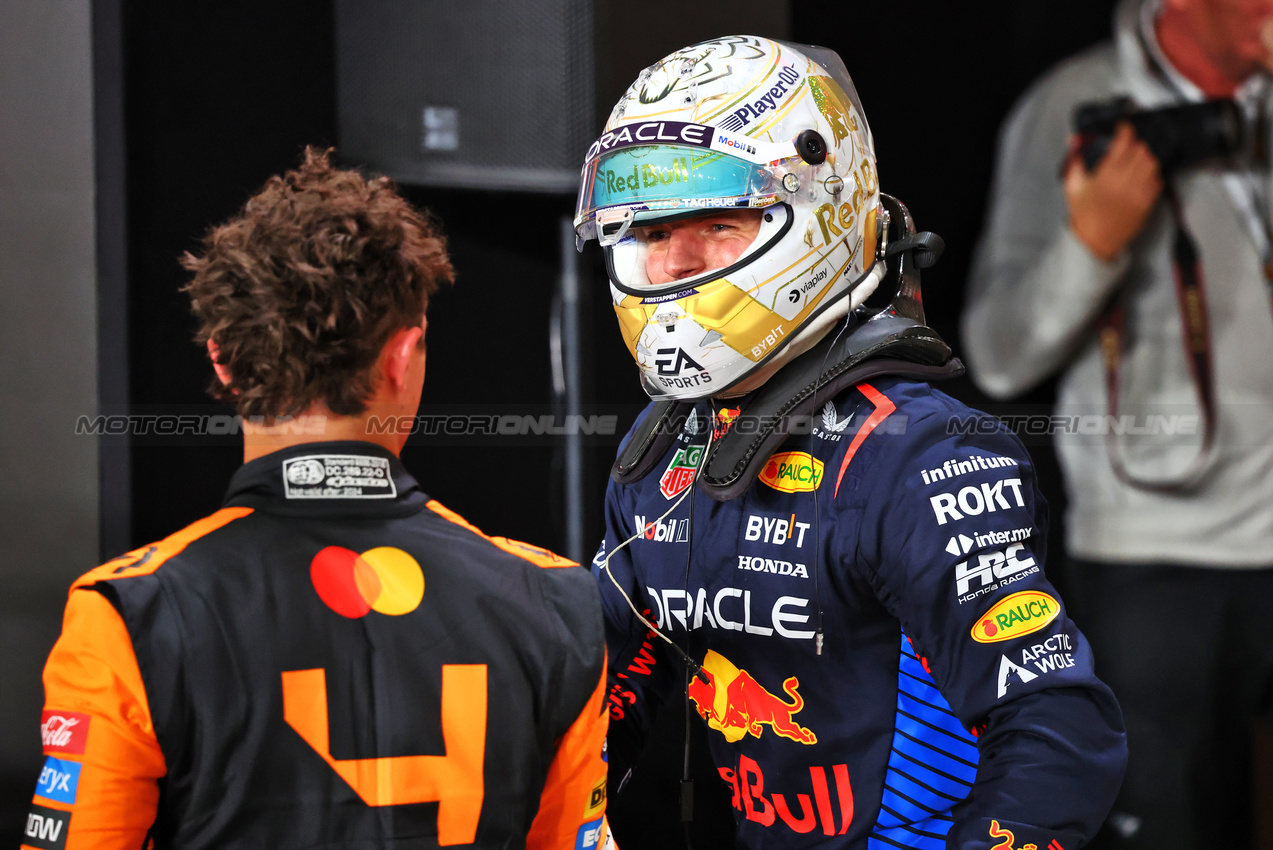 GP QATAR, Pole sitter Max Verstappen (NLD) Red Bull Racing in qualifying parc ferme with Lando Norris (GBR) McLaren.

30.11.2024. Formula 1 World Championship, Rd 23, Qatar Grand Prix, Doha, Qatar, Sprint e Qualifiche Day.

- www.xpbimages.com, EMail: requests@xpbimages.com © Copyright: Charniaux / XPB Images