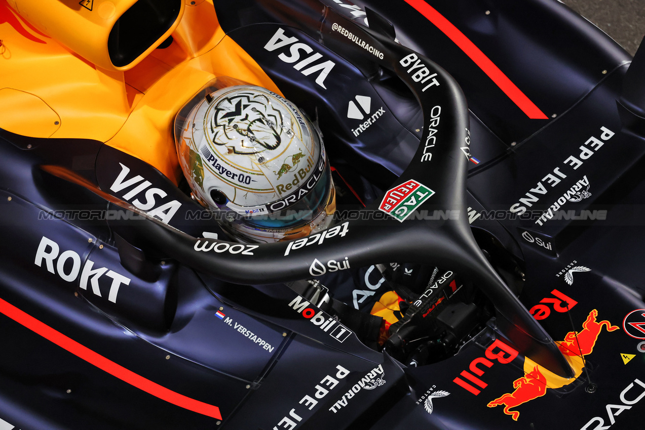 GP QATAR, Pole sitter Max Verstappen (NLD) Red Bull Racing RB20 in qualifying parc ferme.

30.11.2024. Formula 1 World Championship, Rd 23, Qatar Grand Prix, Doha, Qatar, Sprint e Qualifiche Day.

- www.xpbimages.com, EMail: requests@xpbimages.com © Copyright: Moy / XPB Images