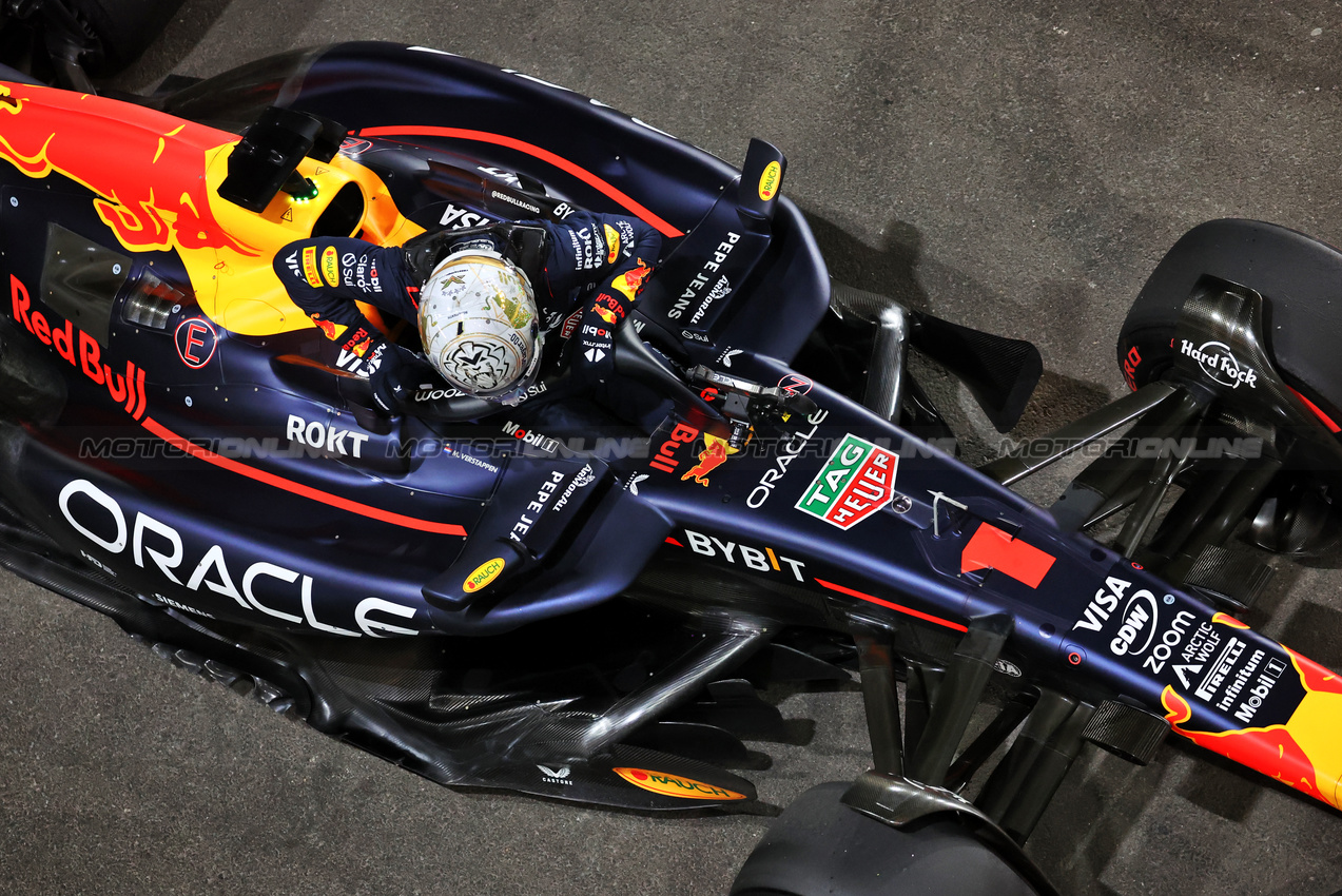 GP QATAR, Pole sitter Max Verstappen (NLD) Red Bull Racing RB20 in qualifying parc ferme.

30.11.2024. Formula 1 World Championship, Rd 23, Qatar Grand Prix, Doha, Qatar, Sprint e Qualifiche Day.

- www.xpbimages.com, EMail: requests@xpbimages.com © Copyright: Moy / XPB Images