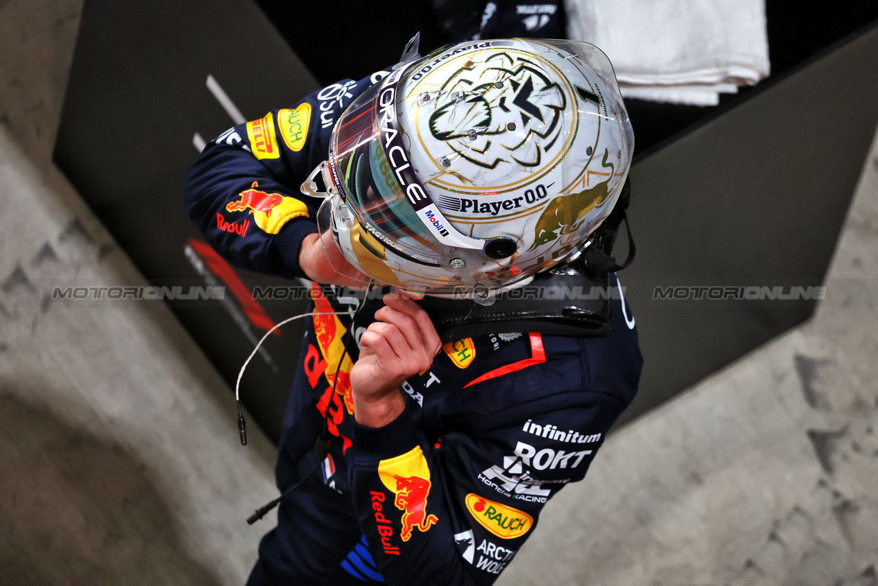 GP QATAR, Pole sitter Max Verstappen (NLD) Red Bull Racing in qualifying parc ferme.

30.11.2024. Formula 1 World Championship, Rd 23, Qatar Grand Prix, Doha, Qatar, Sprint e Qualifiche Day.

- www.xpbimages.com, EMail: requests@xpbimages.com © Copyright: Moy / XPB Images
