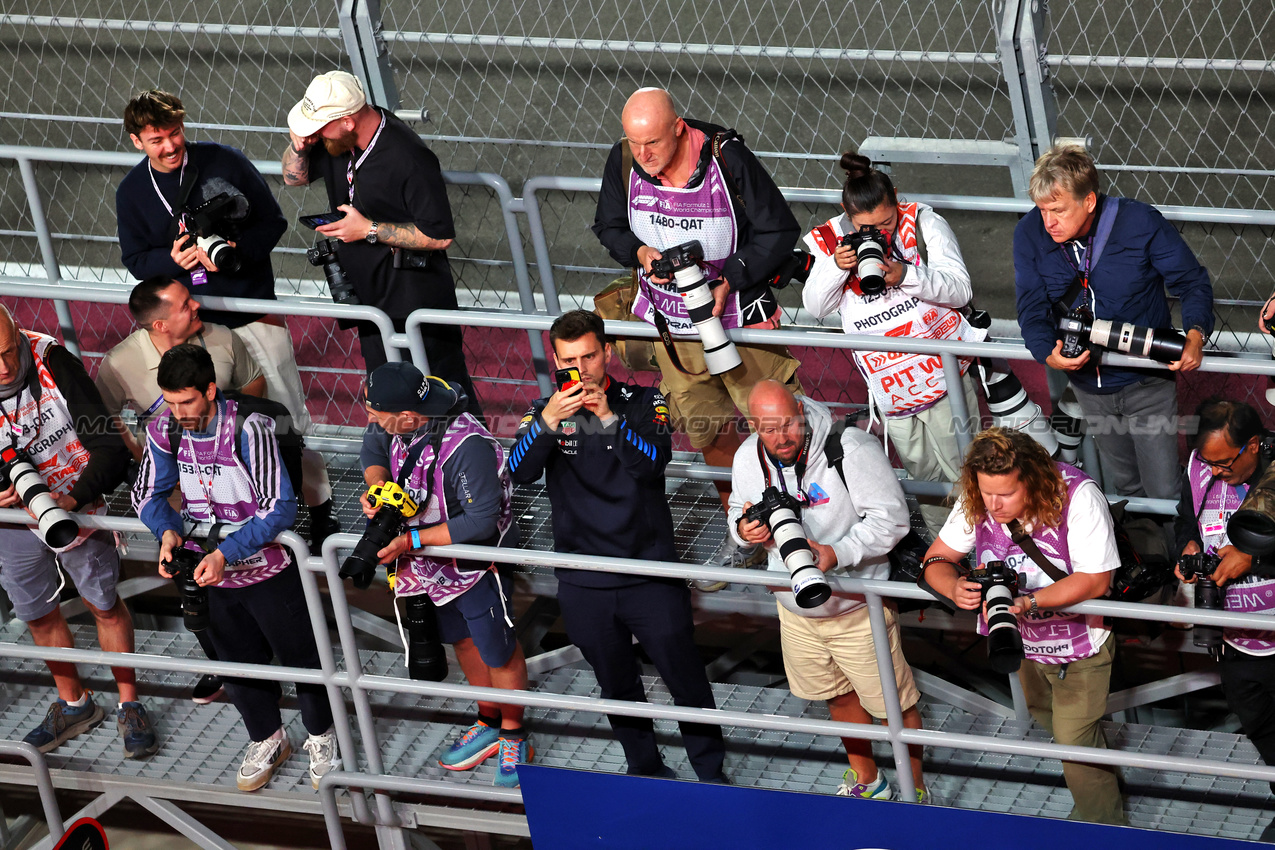 GP QATAR, Circuit Atmosfera - Photographers at parc ferme.

30.11.2024. Formula 1 World Championship, Rd 23, Qatar Grand Prix, Doha, Qatar, Sprint e Qualifiche Day.

- www.xpbimages.com, EMail: requests@xpbimages.com © Copyright: Moy / XPB Images