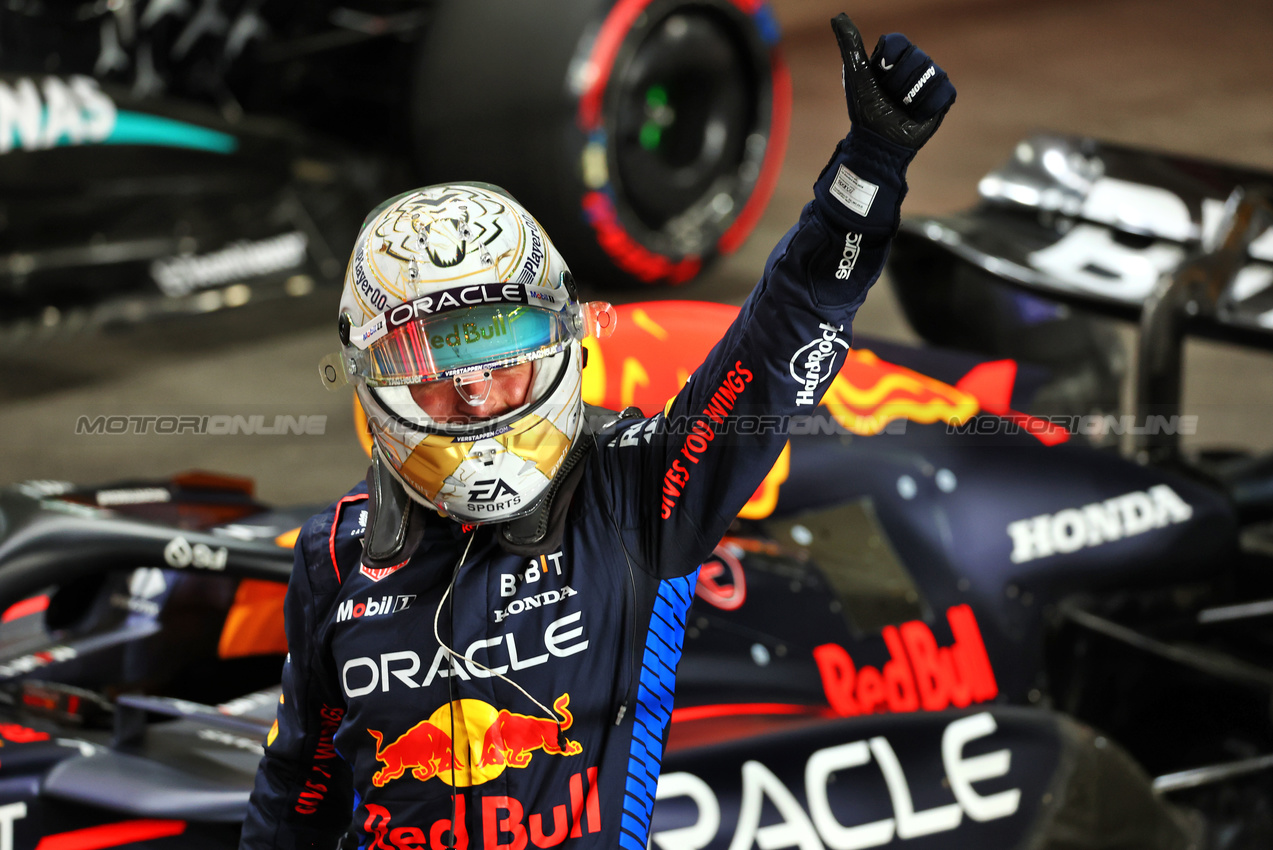 GP QATAR, Max Verstappen (NLD) Red Bull Racing celebrates his pole position in qualifying parc ferme.

30.11.2024. Formula 1 World Championship, Rd 23, Qatar Grand Prix, Doha, Qatar, Sprint e Qualifiche Day.

 - www.xpbimages.com, EMail: requests@xpbimages.com © Copyright: Coates / XPB Images