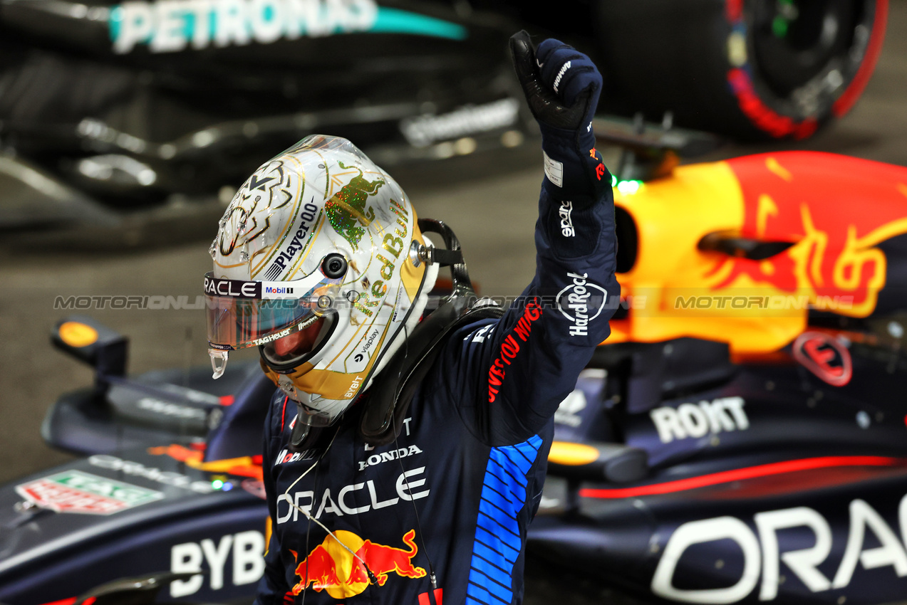 GP QATAR, Max Verstappen (NLD) Red Bull Racing celebrates his pole position in qualifying parc ferme.

30.11.2024. Formula 1 World Championship, Rd 23, Qatar Grand Prix, Doha, Qatar, Sprint e Qualifiche Day.

 - www.xpbimages.com, EMail: requests@xpbimages.com © Copyright: Coates / XPB Images
