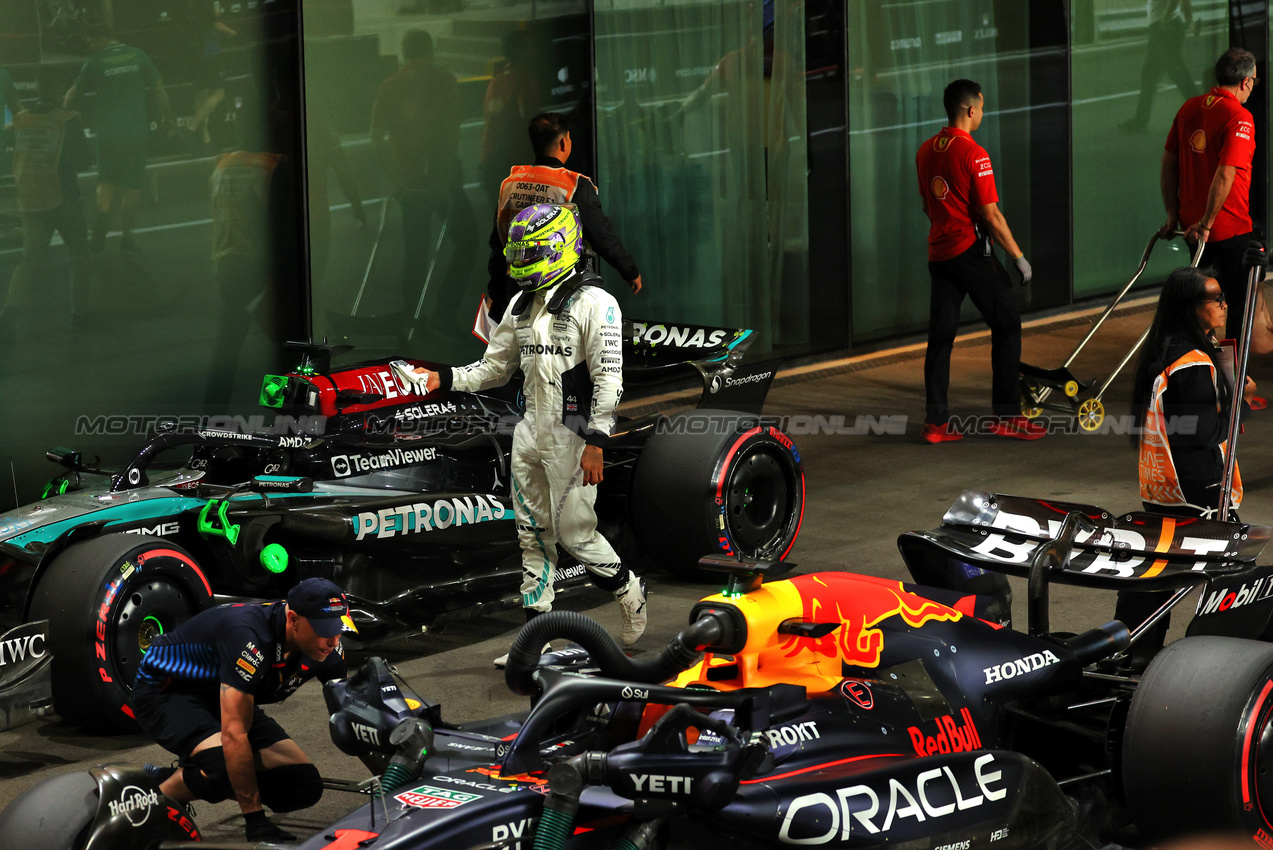 GP QATAR, Lewis Hamilton (GBR) Mercedes AMG F1 in qualifying parc ferme.

30.11.2024. Formula 1 World Championship, Rd 23, Qatar Grand Prix, Doha, Qatar, Sprint e Qualifiche Day.

 - www.xpbimages.com, EMail: requests@xpbimages.com © Copyright: Coates / XPB Images