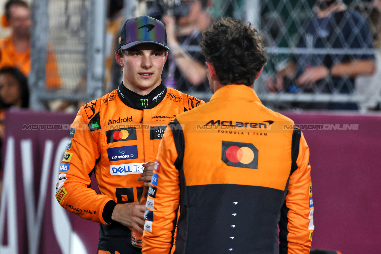 GP QATAR, Gara winner Oscar Piastri (AUS) McLaren in Sprint parc ferme with second placed team mate Lando Norris (GBR) McLaren.

30.11.2024. Formula 1 World Championship, Rd 23, Qatar Grand Prix, Doha, Qatar, Sprint e Qualifiche Day.

- www.xpbimages.com, EMail: requests@xpbimages.com © Copyright: Moy / XPB Images