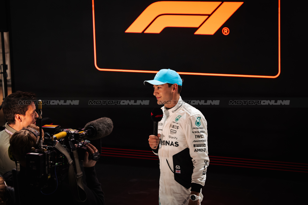 GP QATAR, George Russell (GBR) Mercedes AMG F1 with Jolyon Palmer (GBR) F1 Digital Presenter in qualifying parc ferme.

30.11.2024. Formula 1 World Championship, Rd 23, Qatar Grand Prix, Doha, Qatar, Sprint e Qualifiche Day.

- www.xpbimages.com, EMail: requests@xpbimages.com © Copyright: Bearne / XPB Images