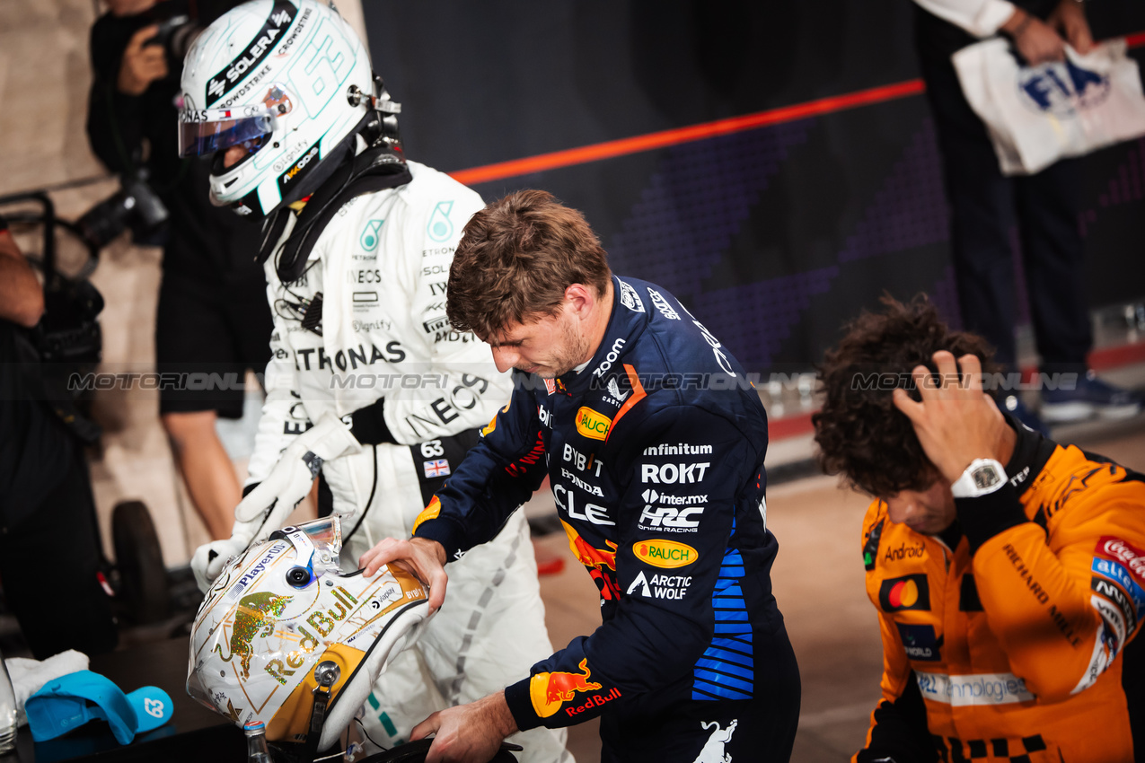 GP QATAR, (L to R): George Russell (GBR) Mercedes AMG F1; Max Verstappen (NLD) Red Bull Racing; e Lando Norris (GBR) McLaren, in qualifying parc ferme.

30.11.2024. Formula 1 World Championship, Rd 23, Qatar Grand Prix, Doha, Qatar, Sprint e Qualifiche Day.

- www.xpbimages.com, EMail: requests@xpbimages.com © Copyright: Bearne / XPB Images
