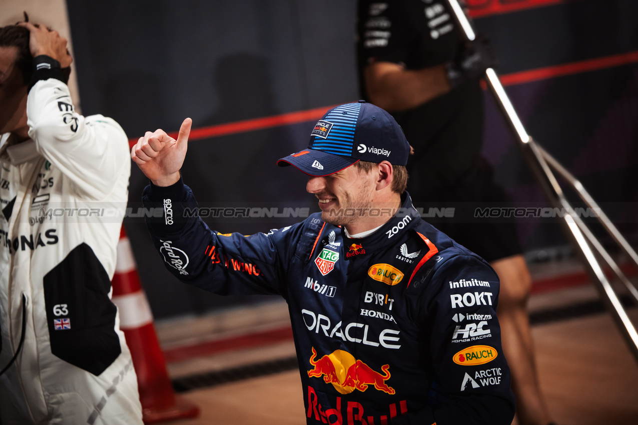 GP QATAR, Max Verstappen (NLD) Red Bull Racing celebrates his pole position in qualifying parc ferme.

30.11.2024. Formula 1 World Championship, Rd 23, Qatar Grand Prix, Doha, Qatar, Sprint e Qualifiche Day.

- www.xpbimages.com, EMail: requests@xpbimages.com © Copyright: Bearne / XPB Images