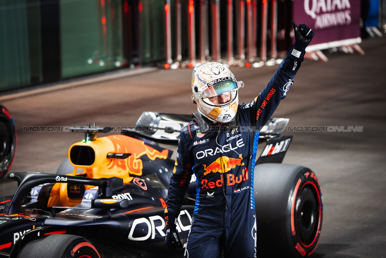 GP QATAR, Max Verstappen (NLD) Red Bull Racing celebrates his pole position in qualifying parc ferme.

30.11.2024. Formula 1 World Championship, Rd 23, Qatar Grand Prix, Doha, Qatar, Sprint e Qualifiche Day.

- www.xpbimages.com, EMail: requests@xpbimages.com © Copyright: Bearne / XPB Images