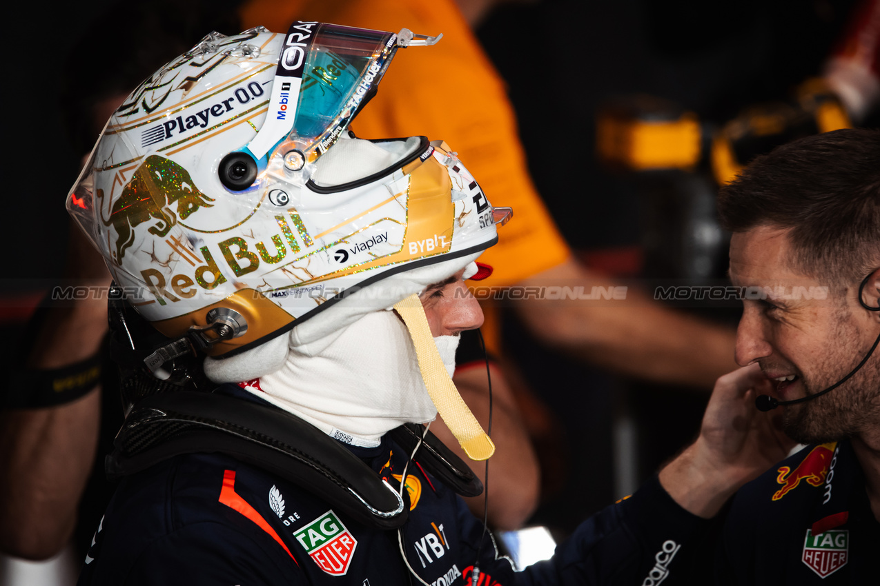GP QATAR, Max Verstappen (NLD) Red Bull Racing celebrates his pole position in qualifying parc ferme.

30.11.2024. Formula 1 World Championship, Rd 23, Qatar Grand Prix, Doha, Qatar, Sprint e Qualifiche Day.

- www.xpbimages.com, EMail: requests@xpbimages.com © Copyright: Bearne / XPB Images