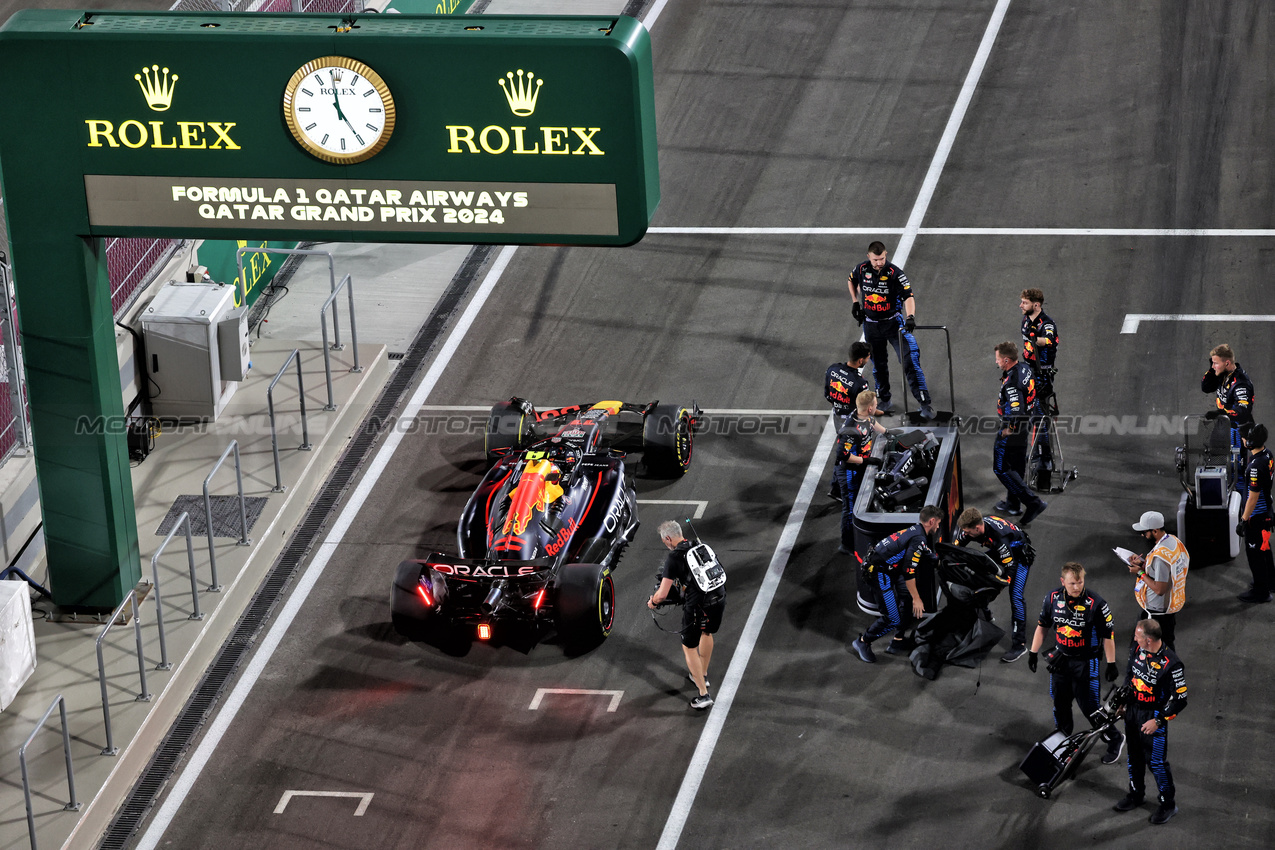 GP QATAR, Sergio Perez (MEX) Red Bull Racing RB20 at the pit lane exit.

30.11.2024. Formula 1 World Championship, Rd 23, Qatar Grand Prix, Doha, Qatar, Sprint e Qualifiche Day.

- www.xpbimages.com, EMail: requests@xpbimages.com © Copyright: Bearne / XPB Images