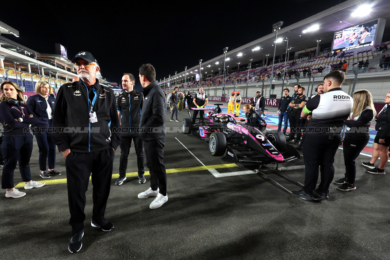 GP QATAR, Abbi Pulling (GBR) Rodin Motorsport on the grid e Flavio Briatore (ITA) Alpine F1 Team Executive Advisor.

30.11.2024. FIA Formula Academy, Rd 6, Gara 1, Losail International Circuit, Doha, Qatar, Saturday.

- www.xpbimages.com, EMail: requests@xpbimages.com Copyright: XPB Images