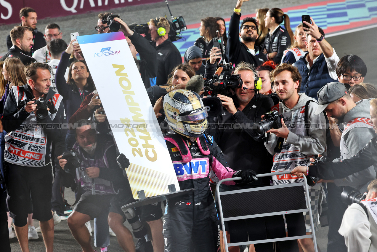 GP QATAR, Abbi Pulling (GBR) Rodin Motorsport celebrates her second position e series championship in parc ferme.

30.11.2024. FIA Formula Academy, Rd 6, Gara 1, Losail International Circuit, Doha, Qatar, Saturday.

- www.xpbimages.com, EMail: requests@xpbimages.com Copyright: XPB Images
