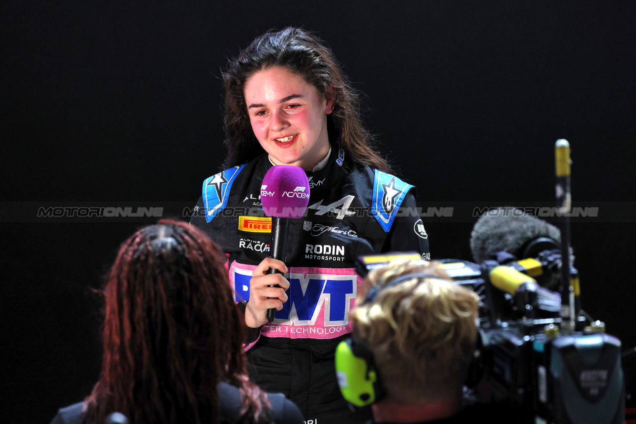 GP QATAR, Abbi Pulling (GBR) Rodin Motorsport with the media in parc ferme.

30.11.2024. FIA Formula Academy, Rd 6, Gara 1, Losail International Circuit, Doha, Qatar, Saturday.

- www.xpbimages.com, EMail: requests@xpbimages.com Copyright: XPB Images