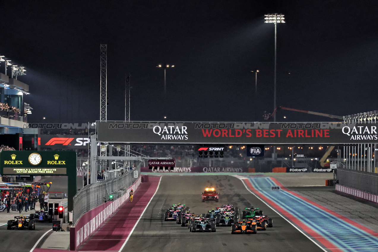 GP QATAR, Lando Norris (GBR) McLaren MCL38 davanti a at the partenza of Sprint.

30.11.2024. Formula 1 World Championship, Rd 23, Qatar Grand Prix, Doha, Qatar, Sprint e Qualifiche Day.

- www.xpbimages.com, EMail: requests@xpbimages.com © Copyright: Moy / XPB Images