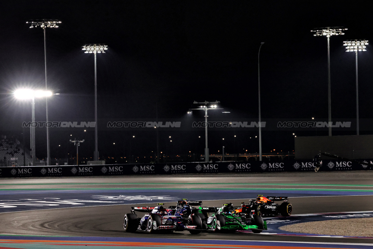 GP QATAR, Yuki Tsunoda (JPN) RB VCARB 01 e Valtteri Bottas (FIN) Sauber C44.

30.11.2024. Formula 1 World Championship, Rd 23, Qatar Grand Prix, Doha, Qatar, Sprint e Qualifiche Day.

- www.xpbimages.com, EMail: requests@xpbimages.com © Copyright: Charniaux / XPB Images