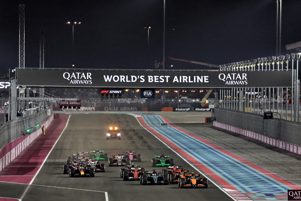GP QATAR, Lando Norris (GBR) McLaren MCL38 davanti a at the partenza of Sprint.

30.11.2024. Formula 1 World Championship, Rd 23, Qatar Grand Prix, Doha, Qatar, Sprint e Qualifiche Day.

- www.xpbimages.com, EMail: requests@xpbimages.com © Copyright: Moy / XPB Images