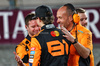 GP QATAR, Sprint winner Oscar Piastri (AUS) McLaren celebrates with the team in parc ferme.

30.11.2024. Formula 1 World Championship, Rd 23, Qatar Grand Prix, Doha, Qatar, Sprint e Qualifiche Day.

- www.xpbimages.com, EMail: requests@xpbimages.com © Copyright: Charniaux / XPB Images