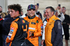 GP QATAR, (L to R): Lando Norris (GBR) McLaren with Sprint winner Oscar Piastri (AUS) McLaren e Zak Brown (USA) McLaren Executive Director in parc ferme.

30.11.2024. Formula 1 World Championship, Rd 23, Qatar Grand Prix, Doha, Qatar, Sprint e Qualifiche Day.

- www.xpbimages.com, EMail: requests@xpbimages.com © Copyright: Moy / XPB Images