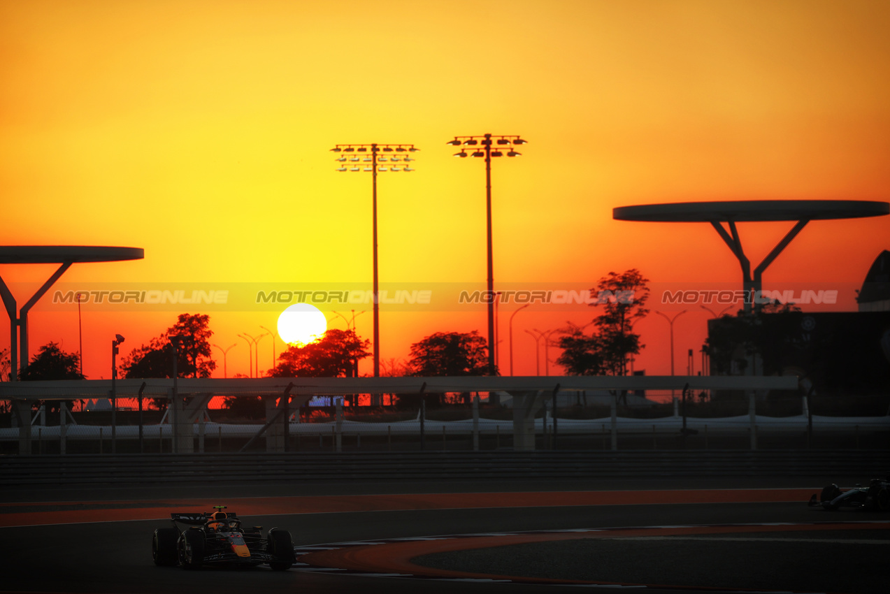 GP QATAR, Sergio Perez (MEX) Red Bull Racing RB20.

29.11.2024 Formula 1 World Championship, Rd 23, Qatar Grand Prix, Doha, Qatar, Sprint Qualifiche Day.

 - www.xpbimages.com, EMail: requests@xpbimages.com © Copyright: Staley / XPB Images